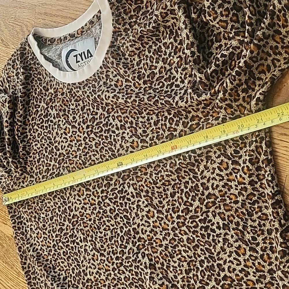 (M) ZYIA Active Leopard Print Crew Neck Sweater - Picture 6 of 9
